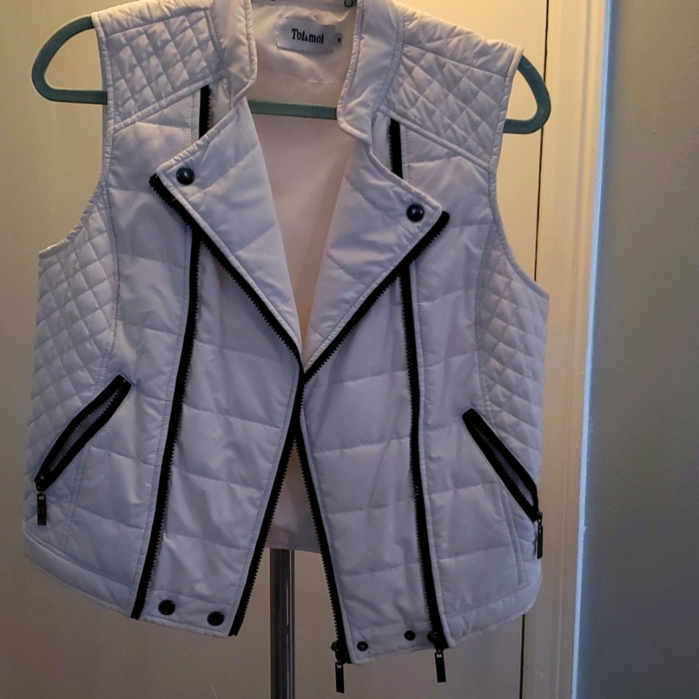 01  white vest